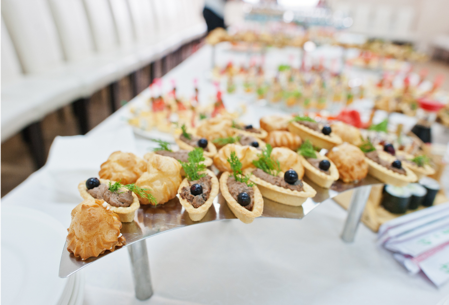 Petits fours sur une table à la nappe blanche